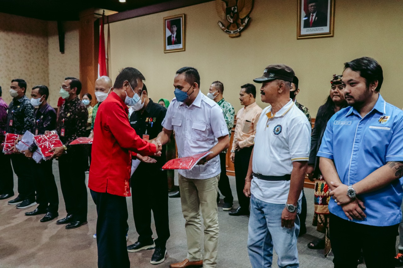 Semarakkan HUT RI Ke-77, Badung Gelar Gerakan Pembagian 10 Juta Bendera ...