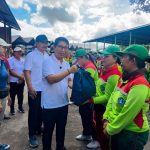Bupati Serahkan Paket Sembako Kepada Petugas Kebersihan