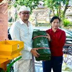 Wabup Badung Serahkan Mesin Pencacah dan Bag Komposter di Sempidi