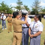 Bupati Adi Arnawa Bagi-Bagi Helm di SMAN 2 Abiansemal